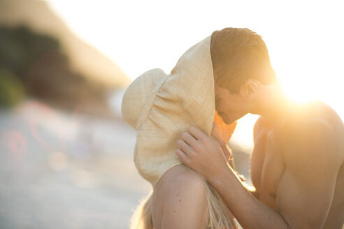 Junges Paar küsst sich am Strand - ZEF004630