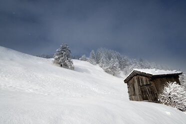 Österreich, Tirol, Matrei am Brenner, Hütte im Schnee - MKFF000166