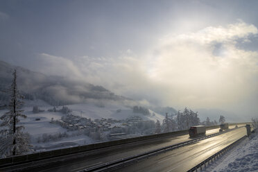 Österreich, Tirol, Wipptal, Brennerautobahn im Winter - MKF000165