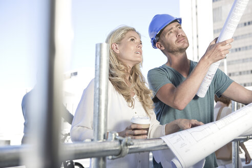 Vorarbeiter und Architekt diskutieren auf der Baustelle - ZEF004484