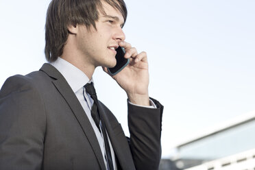 Young businessman talking on he phone - ZEF004489