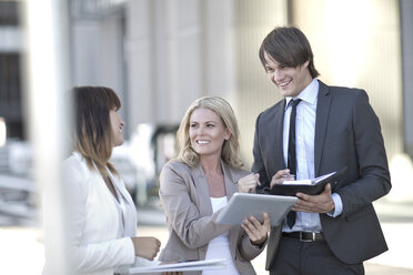 Businesspeople having a meeting outdoors - ZEF004498