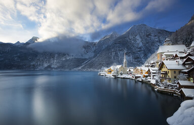 Österreich, Salzkammergut, Blick auf den Hallstätter See im Winter - YRF000072