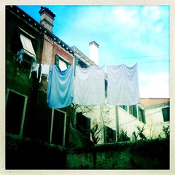 Italy, Venice, clothes on clothesline - JUNF000207