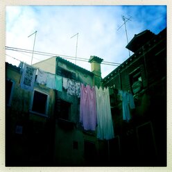 Italy, Venice, clothes on clothesline - JUNF000208