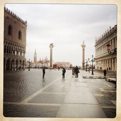 Italien, Venedig, Überschwemmungen auf dem Markusplatz - JUNF000217