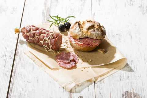 Salami und Brötchen, lizenzfreies Stockfoto