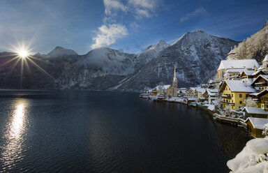 Österreich, Salzkammergut, Blick auf Hallstatt und Dachstein über den Hallstätter See bei Sonnenaufgang im Winter - YRF000073