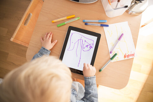 Kleiner Junge zeichnet mit digitalem Tablet - MFF001491