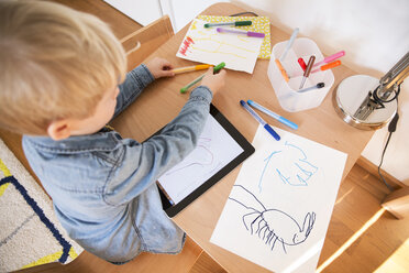 Little boy drawing with digital tablet - MFF001507