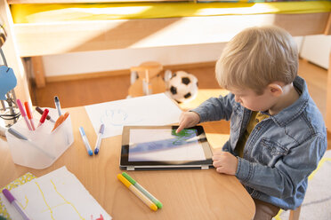 Kleiner Junge zeichnet mit digitalem Tablet - MFF001509