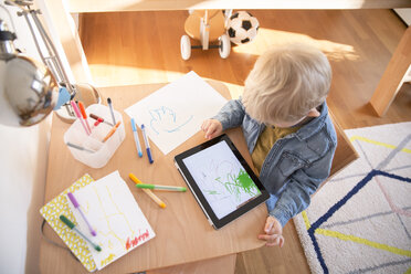 Little boy drawing with digital tablet - MFF001511