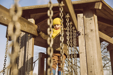 Kleiner Junge läuft auf einem Spielplatz über eine Hängebrücke - MFF001502