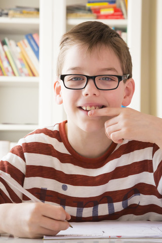 Porträt eines lächelnden Jungen mit Brille, lizenzfreies Stockfoto