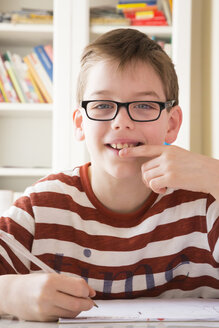 Porträt eines lächelnden Jungen mit Brille - LVF002885