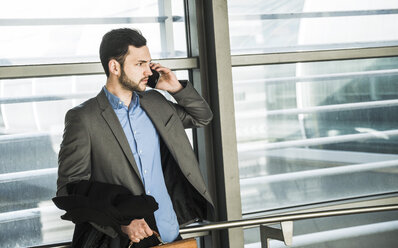 Young businessman on cell phone - UUF003418