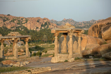 Indien, Karnataka, Tempelruine und Granitfelsen auf dem Hermakuta-Hügel in Hampi - PCF000069