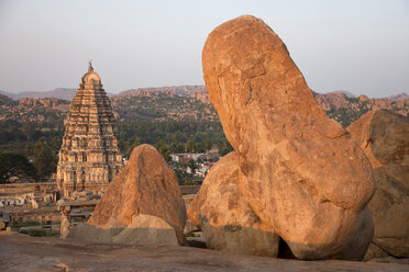 Indien, Karnataka, Virupaksha-Tempel, Gopuram und Granitblöcke in Hampi - PCF000070
