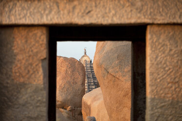 Indien, Karnataka, Virupaksha-Tempel, Gopuram und Granitblöcke in Hampi - PCF000071