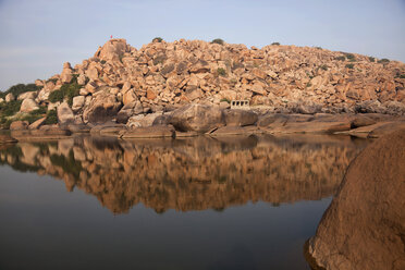 Indien, Karnataka, Landschaft mit Granitfelsen am Fluss Tungabhadra in Hampi - PCF000073