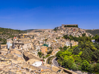 Italien, Sizilien, Val di Noto, Blick über Ragusa Ibla - AMF003810