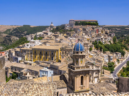 Italien, Sizilien, Val di Noto, Blick über Ragusa Ibla - AMF003811