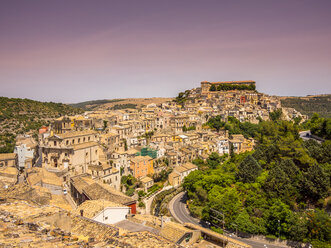 Italien, Sizilien, Val di Noto, Blick über Ragusa Ibla - AMF003812