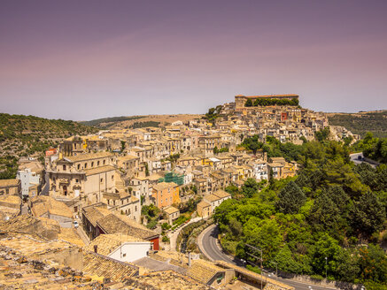 Italien, Sizilien, Val di Noto, Blick über Ragusa Ibla - AMF003812