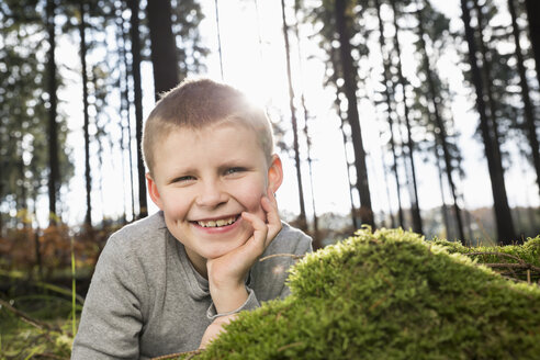 Deutschland, Porträt eines lächelnden kleinen Jungen in einem Wald - PDF000814