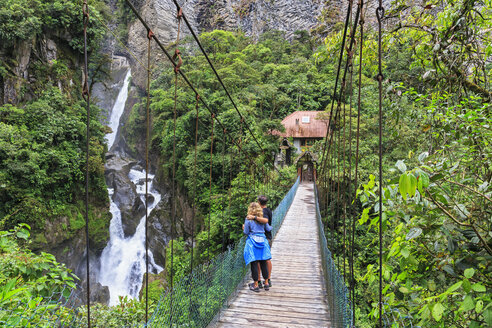 Ecuador, Tungurahua, Banos de Agua Santa, Touristen am Wasserfall Pailon del Diablo - FOF007689