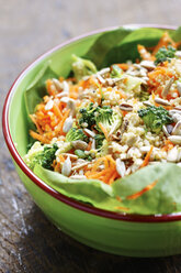 Quinoa-Salat mit Karotten, Brokkoli, Frühlingszwiebeln, Spinat und Sonnenblumenkernen mit einem Tahini-Dressing - HAWF000654