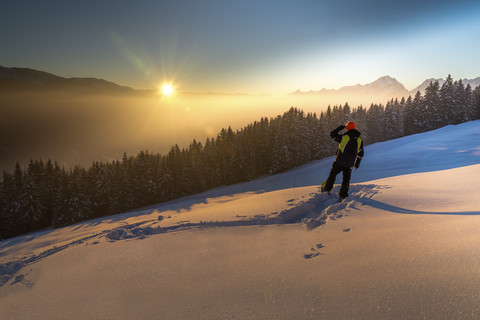 Österreich, Tirol, Schwaz, Frau beim Schneeschuhwandern, lizenzfreies Stockfoto