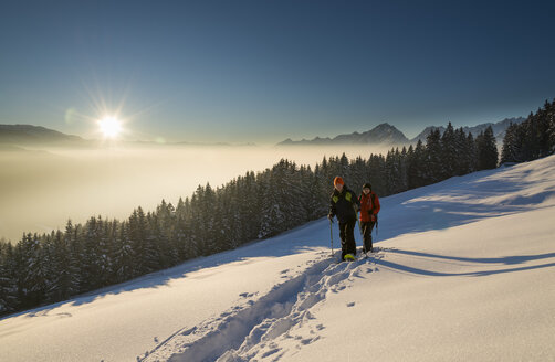 Österreich, Tirol, Schwaz, Paar Schneeschuhwandern - MKFF000172