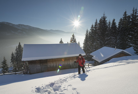 Österreich, Tirol, Schwaz, Frau beim Schneeschuhwandern, lizenzfreies Stockfoto