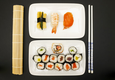 Sushi Nigiri, Maki, Inside-Out auf Teller - JTF000637