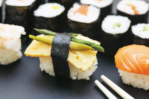 Sushi-Variationen mit grünem Spargel auf einem Teller - JTF000640