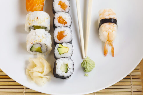 Sushi-Variationen mit Wasabi und Ingwer auf dem Teller - JTF000641