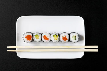 Maki Sushi auf Teller - JTF000643