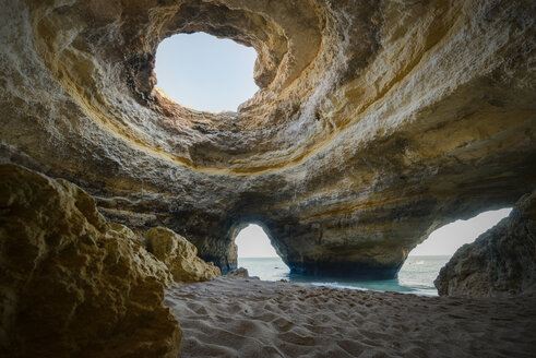 Portugal, Höhle in der Nähe des Strandes von Benagil - STCF000069