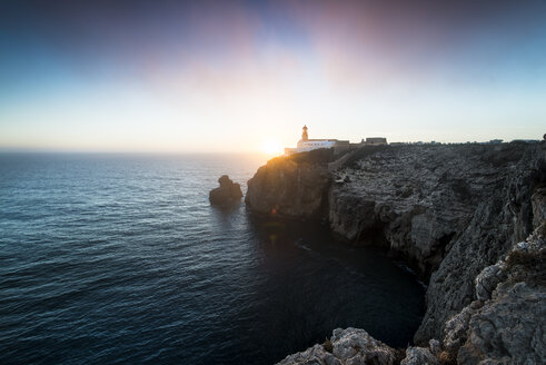 Portugal, Leuchtturm am Cabo de Sao Vicente bei Sonnenuntergang - STCF000079