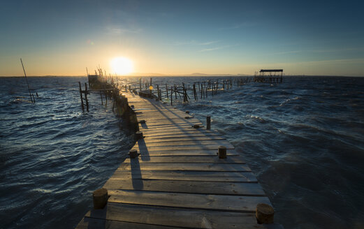 Portugal, Carrasqueira, Holzpromenade zum Angeln bei Sonnenuntergang - STCF000080