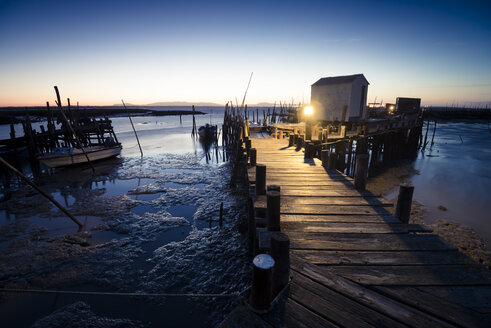 Portugal, Algarve, Carrasqueira, Holzpromenade, Blaue Stunde - STCF000081