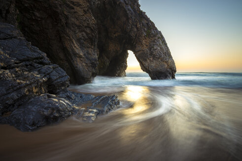 Portugal, Praia da Adraga, Felsformation bei Sonnenuntergang - STCF000065