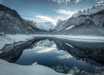 Österreich, Gosau, Vorderer Gosausee im Winter - STCF000066