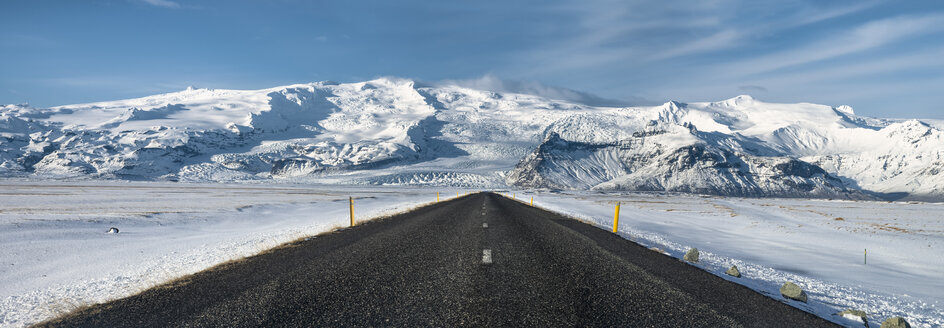 Island, Vatnajokull-Nationalpark, leere Straße im Winter - STCF000085