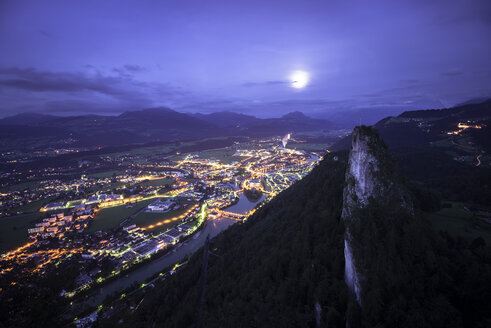 Österreich, Bundesland Salzburg, Hallein bei Nacht - STCF000076