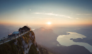 Österreich, Salzkammergut, Schafberg, Berghütte Himmelspforte bei Sonnenuntergang - STCF000091