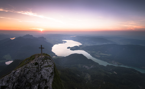 Österreich, Salzkammergut, Berg Schafberg, Gipfelkreuz bei Sonnenuntergang, lizenzfreies Stockfoto