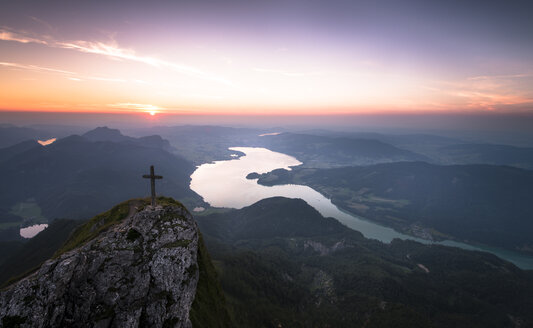 Österreich, Salzkammergut, Berg Schafberg, Gipfelkreuz bei Sonnenuntergang - STCF000077