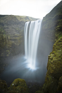 Island, Skoga, Langzeitbelichtung des Skogafoss-Wasserfalls - STCF000094